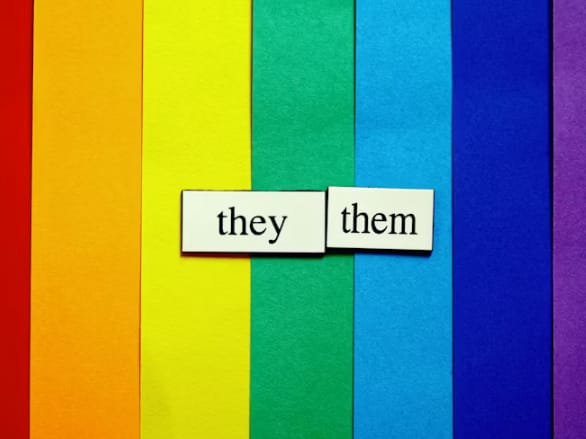 Asistent social din Oregon cercetat pentru refuzul de a folosi pronume de gen