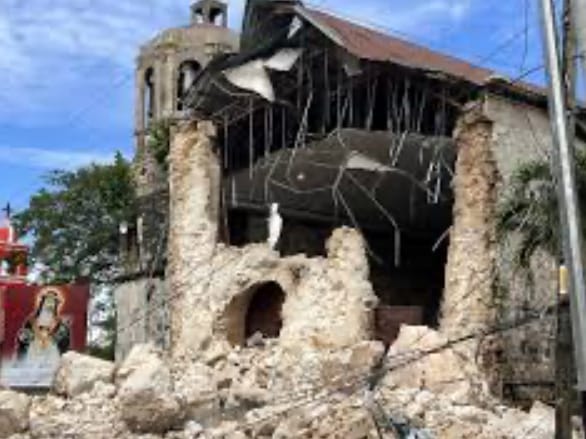 Salvatorii caută supraviețuitori după cutremurul din Filipine