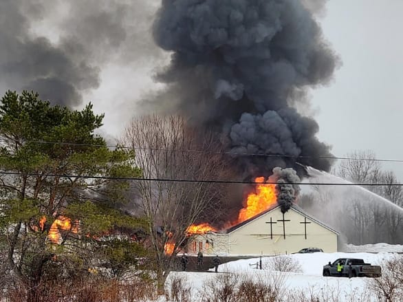 Explozia unei biserici: Un pastor și patru pompieri în stare critică