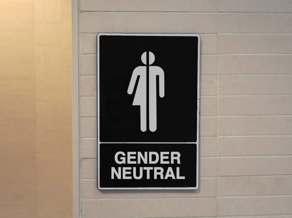 O persoană care a renunțat la tranziția de gen a fost despăgubită