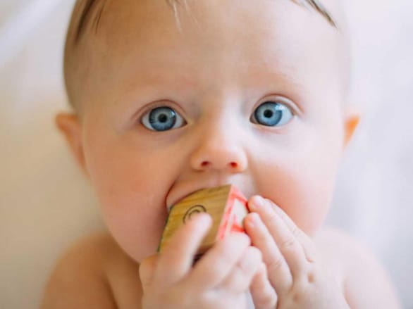 Un cuplu gay râde atunci când copilul lor plânge după mama sa