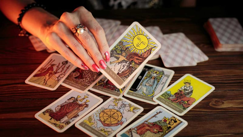 Influencer cu aproape un milion de urmaritori renunta la tarot dupa ce L-a descoperit pe Hristos