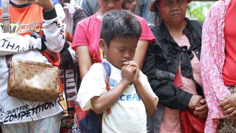 Prima raza de speranta pentru un sat izolat dupa cutremurul din Filipine