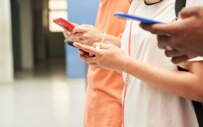 Rezultatele PISA 2025 readuc în discuție interzicerea telefoanelor în școli