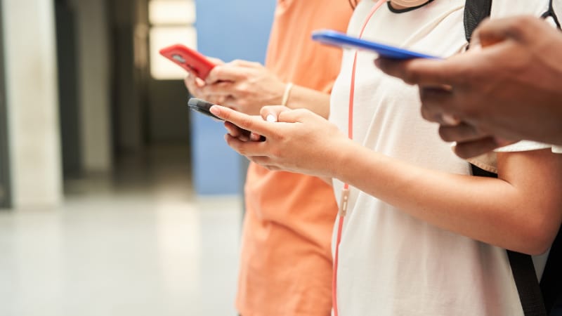 Rezultatele PISA 2025 readuc în discuție interzicerea telefoanelor în școli